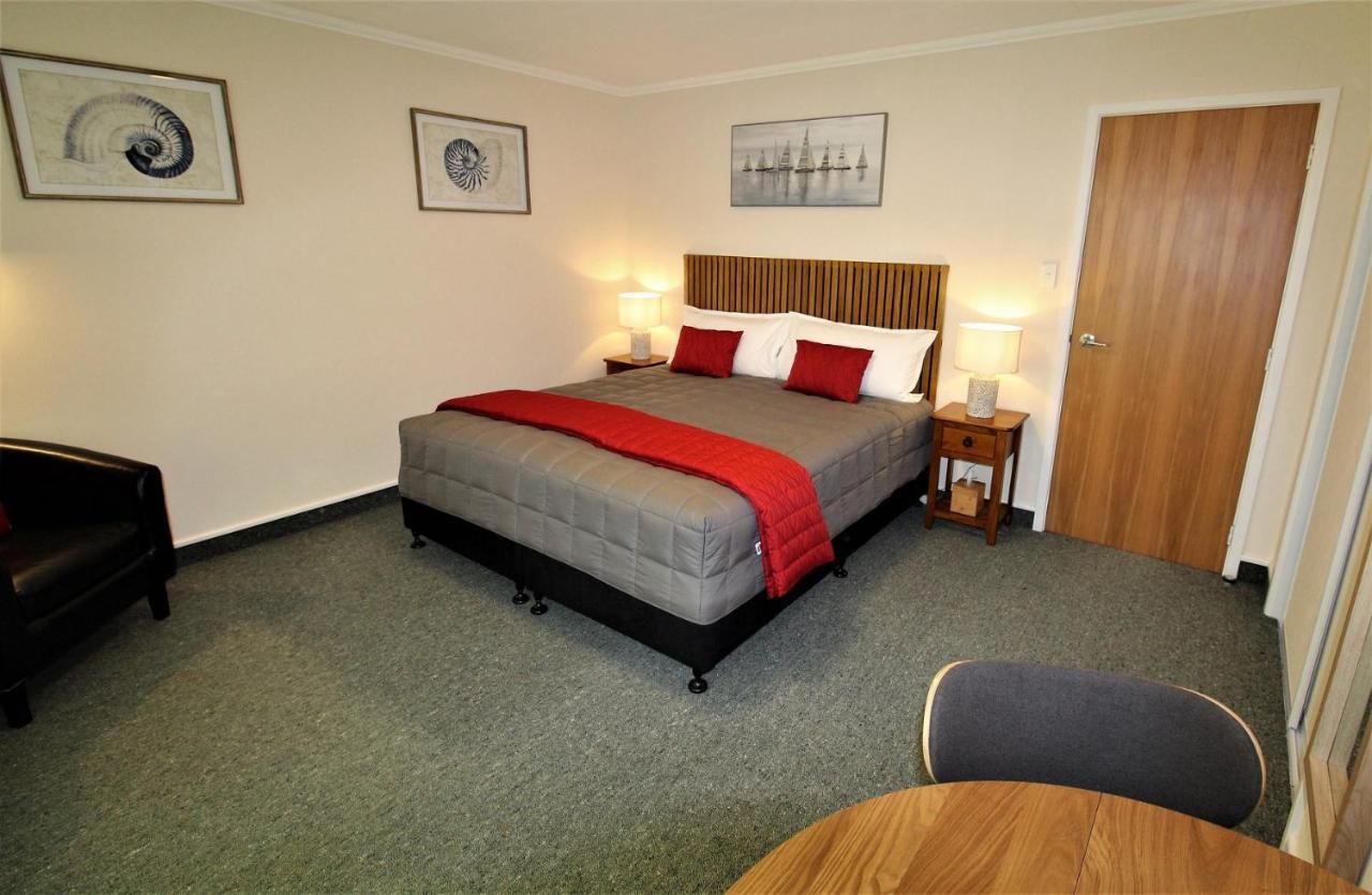 Labyrinth Gardens Guest House Такака Екстериор снимка
